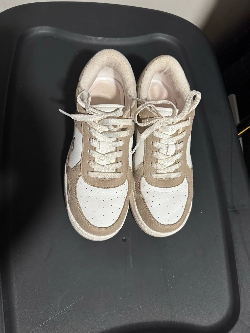 ALO Yoga Women's Sneakers in White and Tan
